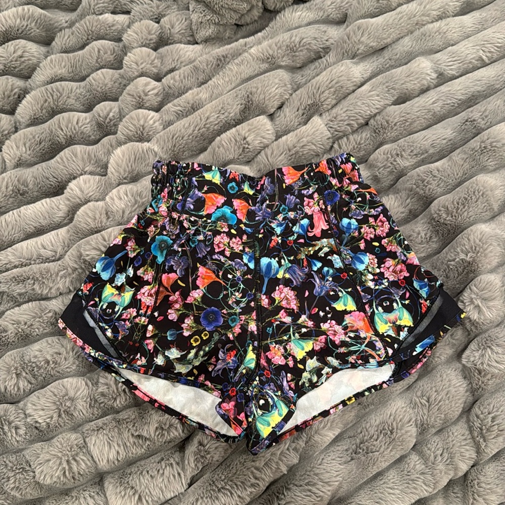 Lululemon Hotty Hots size 2 high rise with a 2.5” inseam brand new never warn